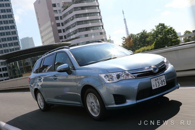 Простой универсальный гибрид Toyota Corolla Fielder