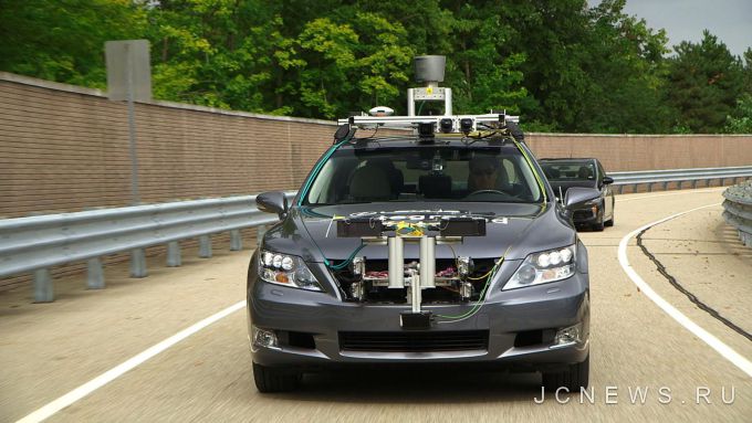 Toyota начнет устанавливать автопилот в свои автомобили к концу десятилетия